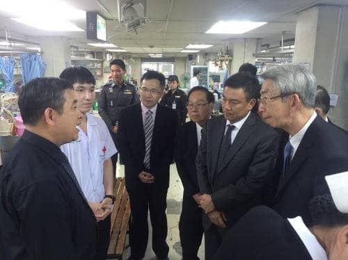 ปลัดกระทรวงการท่องเที่ยวและกีฬาเข้าเยี่ยมให้กำลังใจนักท่องเที่ยวชาวจีน ซึ่งฟื้นฟูร่างกาย จากเหตุการณ์ราชประสงค์ 