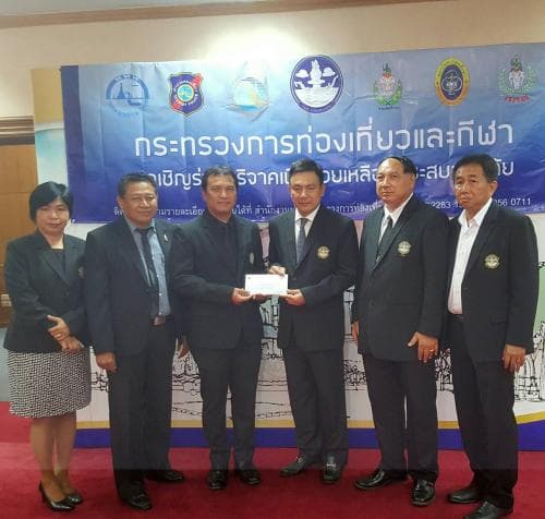 ปลัดกระทรวงการท่องเที่ยวและกีฬารับบริจาคเพื่อช่วยเหลือผู้ประสบอุทกภัยจาก ATTA 