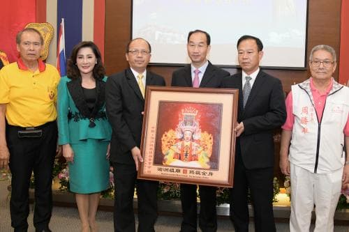 ผู้ช่วยปลัดกระทรวงการท่องเที่ยวและกีฬา ให้การต้อนรับเจ้าแม่ทับทิม 