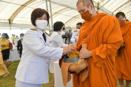 รมต.พิพัฒน์พร้อมด้วยคณะผู้บริหารฯ ทำบุญตักบาตร ลงนามถวายพระพร เนื่องในโอกาสวันเฉลิมพระชนมพรรษา 28 กรกฎาคม 2563 