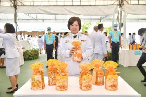 รมต.พิพัฒน์ พร้อมด้วยคณะผู้บริหารฯ ทำบุญตักบาตร ลงนามถวายพระพร เนื่องในโอกาสวันเฉลิมพระชนมพรรษา 12 สิงหาคม 2563