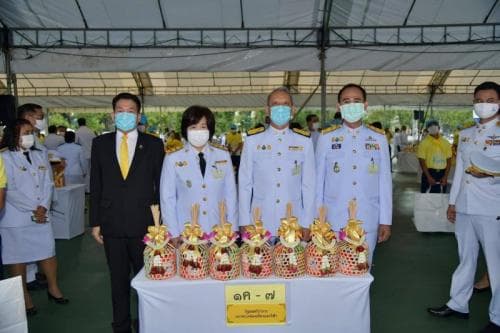รมว.พิพัฒน์ ร่วมพิธีทำบุญตักบาตรถวายพระราชกุศลวันคล้ายวันสวรรคต รัชกาลที่ 9
