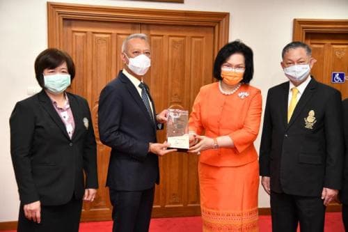 คุณหญิงปัทมา ลีสวัสดิ์ตระกูล นายกสมาคมกีฬาแบดมินตันแห่งประเทศไทยฯ มอบโล่แสดงความขอบคุณ นายพิพัฒน์ รัชกิจประการ รัฐมนตรีว่าการกระทรวงการท่องเที่ยวและกีฬา ในการสร้างประวัติศาสตร์ให้วงการกีฬาโลก เป็นประธานจัดแบดมินตัน 3 รายการ