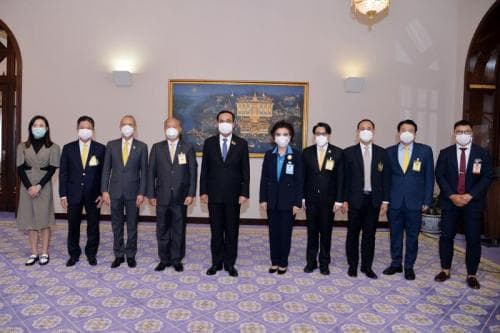 นายพิพัฒน์ รัชกิจประการ รัฐมนตรีว่าการกระทรวงการท่องเที่ยวและกีฬานำคณะนักกีฬากอล์ฟที่ประสบความสำเร็จในการแข่งขันกอล์ฟสตรี ฮอนด้า แอลพีจีเอ ไทยแลนด์ 2021 (Honda LPGA Thailand 2021) เข้าเยี่ยมคารวะ พลเอก ประยุทธ์ จันทร์โอชา นายกรัฐมนตรี