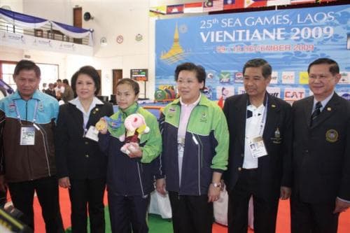 ร่วมชมและให้กำลังใจนักกีฬายกน้ำหนักทีมชาติไทย ในการแข่งขันกีฬาซีเกมส์ ครั้งที่ 25 ณ สาธารณรัฐประชาธิปไตยประชาชนลาว 