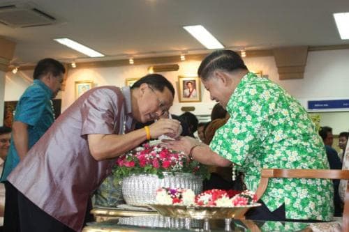 นายอรรถชัย บุรกรรมโกวิท ปลัดกระทรวงการท่องเที่ยวและกีฬา เข้ารดน้ำขอพร จากรัฐมนตรีว่าการกระทรวงการท่องเที่ยวและกีฬา เทศกาลปีใหม่ไทย(วันสงกรานต์)