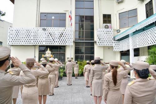 ปลัดกระทรวงการท่องเที่ยวและกีฬา พร้อมด้วยคณะผู้บริหารกระทรวงฯ ร่วมกิจกรรมเคารพธงชาติ และร้องเพลงชาติไทย เนื่องในวันพระราชทานธงชาติไทย 28 กันยายน