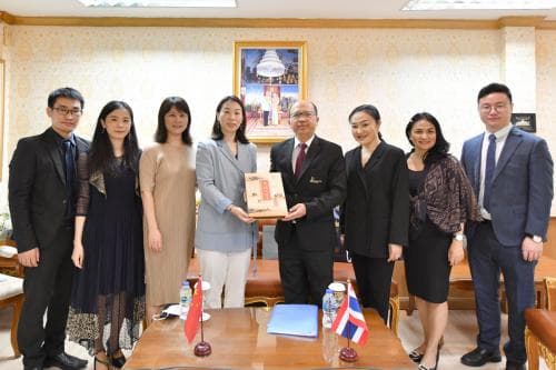 นายอารัญ บุญชัย ปลัดกระทรวงการท่องเที่ยวและกีฬา ได้ให้การต้อนรับ ที่ปรึกษาด้านวัฒนธรรมและการท่องเที่ยวสถานเอกอัครราชทูตสาธารณรัฐประชาชนจีน ประจำประเทศไทย (นางฉาง หยูเหมิง)
