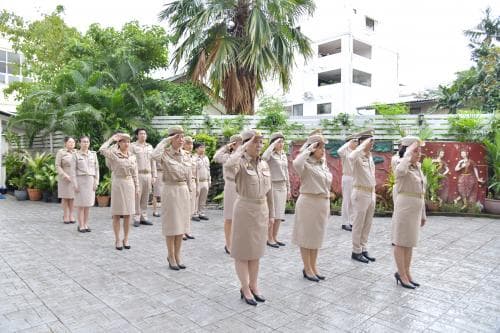 น. นางสาววันทนา แจ้งประจักษ์ รองปลัดกระทรวงการท่องเที่ยวและกีฬา นำคณะผู้บริหาร ข้าราชการ และบุคลากรของกระทรวงการท่องเที่ยวและกีฬา เข้าแถวเคารพธงชาติและร้องเพลงชาติไทย เนื่องในวันพระราชทานธงชาติไทย 28 กันยายน (Thai National Flag Day) ประจำปี 2566