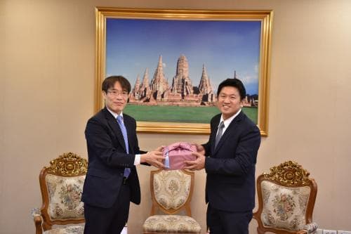 ปลัดกระทรวงการท่องเที่ยวและกีฬาได้มอบหมายให้ นายมงคล วิมลรัตน์ ผู้ช่วยปลัดกระทรวงการท่องเที่ยวและกีฬาเป็นผู้แทนเข้าร่วมหารือกับ นายจองแทค ปาร์ค อธิบดีกรมนโยบายการท่องเที่ยว กระทรวงวัฒนธรรม กีฬาและการท่องเที่ยว แห่งสาธารณรัฐเกาหลี
