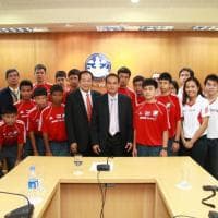 ปลัดกระทรวงการท่องเที่ยวและกีฬา ให้โอวาทและถ่ายภาพร่วมกับคณะนักกีฬาเยาวชนทีมบูลอาร์มี่จากโรงเรียนสุรศักดิ์มนตรี แชมป์ฟุตบอลเคเอฟซี เซเว่น ชู๊ต 