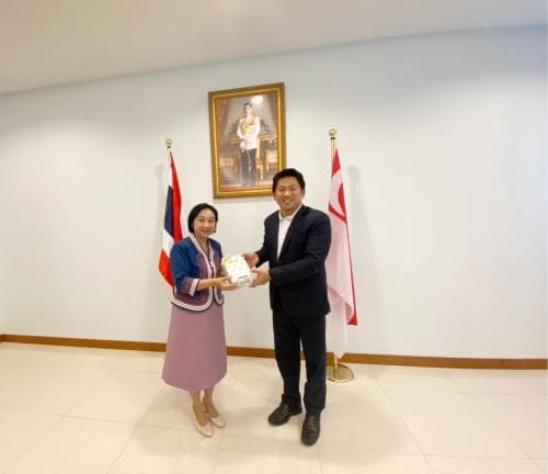 ผู้ช่วยปลัดกระทรวงการท่องเที่ยวและกีฬาเข้าพบนางชลธี จันทร์รัชชกูล อัครราชทูต ณ สิงคโปร์