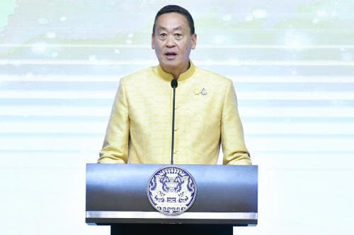 นายกรัฐมนตรีมอบตราสัญลักษณ์เฉลิมพระเกียรติฯ พระราชพิธีเฉลิมพระชนมพรรษา 6 รอบ พระบาทสมเด็จพระเจ้าอยู่หัว