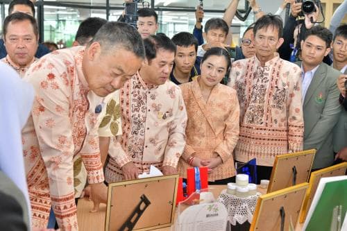 นายเศรษฐา ทวีสิน นายกรัฐมนตรีและรัฐมนตรีว่าการกระทรวงการคลัง พร้อมด้วย นางสาวสุดาวรรณ หวังศุภกิจโกศล รัฐมนตรีว่าการกระทรวงการท่องเที่ยวและกีฬาเดินทางถึงอุทยานการเรียนรู้ยะลา (TK Park) ต.สะเตง อ.เมืองยะลา