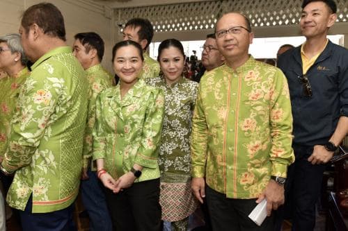 นายเศรษฐา ทวีสิน นายกรัฐมนตรีและรัฐมนตรีว่าการกระทรวงการคลัง พร้อมด้วย นางสาวสุดาวรรณ หวังศุภกิจโกศล รัฐมนตรีว่าการกระทรวงการท่องเที่ยวและกีฬาเดินทางถึงบ้านขุนพิทักษ์รายา ต.อาเนาะรู อ.เมืองปัตตานี