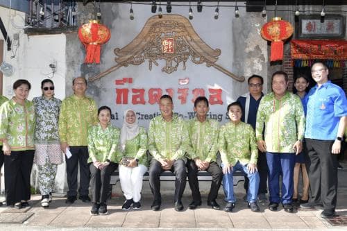 นายเศรษฐา ทวีสิน นายกรัฐมนตรีและรัฐมนตรีว่าการกระทรวงการคลัง พร้อมด้วย นางสาวสุดาวรรณ หวังศุภกิจโกศล รัฐมนตรีว่าการกระทรวงการท่องเที่ยวและกีฬาร่วมชมตลาดวัฒนธรรมกือคาจีนอ ศาลเจ้าเล่งจูเกียง (เจ้าแม่ลิ่มกอเหนี่ยว)