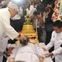 พิธีรดน้ำศพและไว้อาลัยนายชุมพล ศิลปอาชา