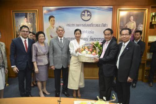 รมว.กระทรวงการท่องเที่ยวและกีฬา มอบนโยบายให้แก่ผู้บริหารและบุคลากรของกระทรวง