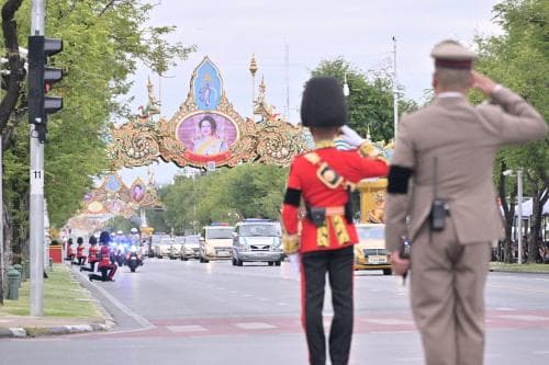 พระบาทสมเด็จพระเจ้าอยู่หัว และสมเด็จพระนางเจ้าฯ พระบรมราชินี เสด็จพระราชดำเนินไปในการอัญเชิญพระบรมศพ สมเด็จพระนางเจ้าสิริกิติ์ พระบรมราชินีนาถ พระบรมราชชนนีพันปีหลวง สู่พระบรมมหาราชวัง