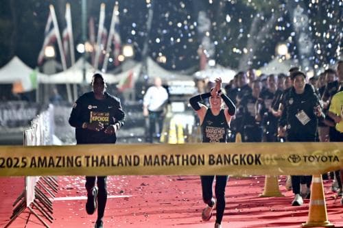 สมเด็จพระนางเจ้า ฯ พระบรมราชินี ทรงร่วมวิ่งฮาล์ฟมาราธอน เคียงคู่ “เอเลียด คิปโชเก้” ในงาน Amazing Thailand Marathon Bangkok 2025 ทรงสร้างแรงบันดาลใจสู่สายตาชาวโลก ตอกย้ำภาพลักษณ์ Sports Tourism ไทยสู่สากล