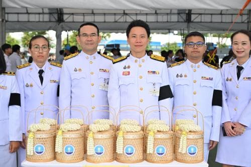 รมว.อรรถกร นำคณะผู้บริหารกระทรวงการท่องเที่ยวและกีฬา ร่วมทำบุญตักบาตรถวายพระราชกุศล เนื่องในวันคล้ายวันพระบรมราชสมภพ รัชกาลที่ 9 และวันพ่อแห่งชาติ