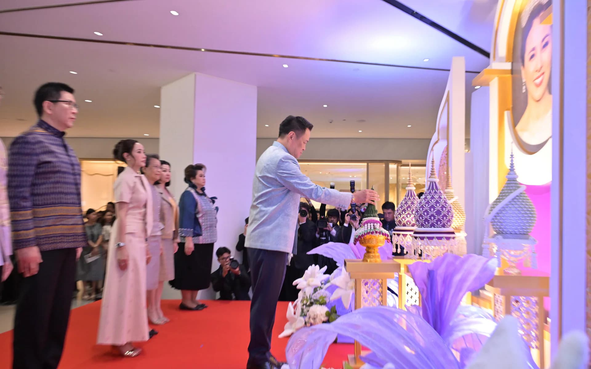 รมว.ท่องเที่ยวและกีฬา ร่วมพิธีเปิดนิทรรศการเฉลิมพระเกียรติ 4 รอบ สมเด็จพระนางเจ้าฯ พระบรมราชินี ณ ศูนย์การค้าสยามพารากอน