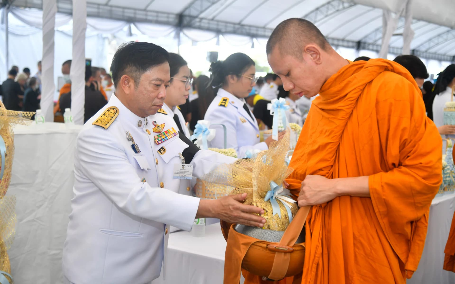 “ผต.สันติ” นำคณะบุคลากรกระทรวงฯ ทำบุญตักบาตรวันแม่แห่งชาติ ถวายพระราชกุศล ณ สนามหลวง
