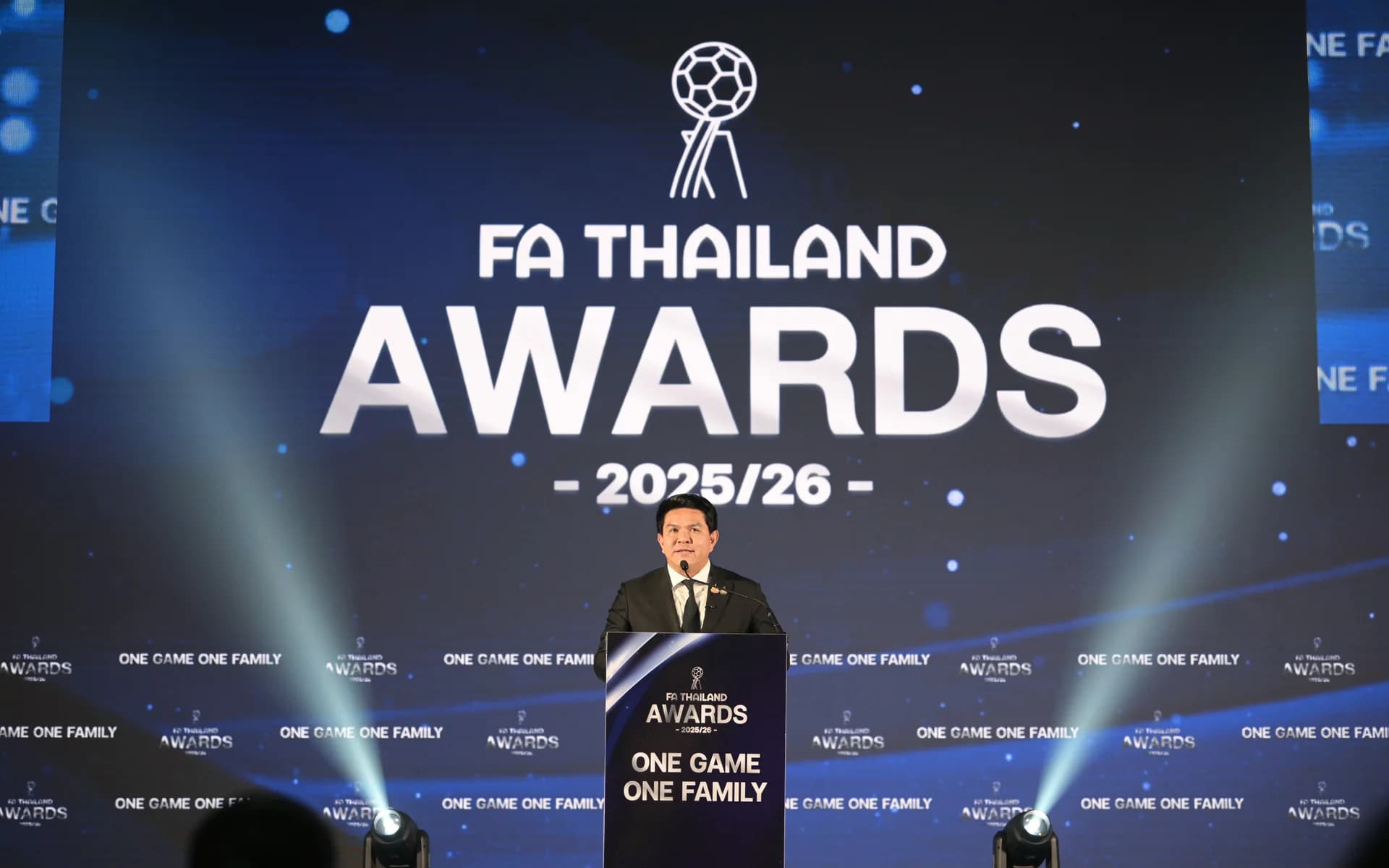 "รมว.สุรศักดิ์" ย้ำรัฐบาลเดินหน้าหนุนฟุตบอลไทยทั้งระบบ ร่วมมอบรางวัล FA Thailand Awards 2025/26 เชิดชูบุคลากรผู้ขับเคลื่อนวงการลูกหนังไทย