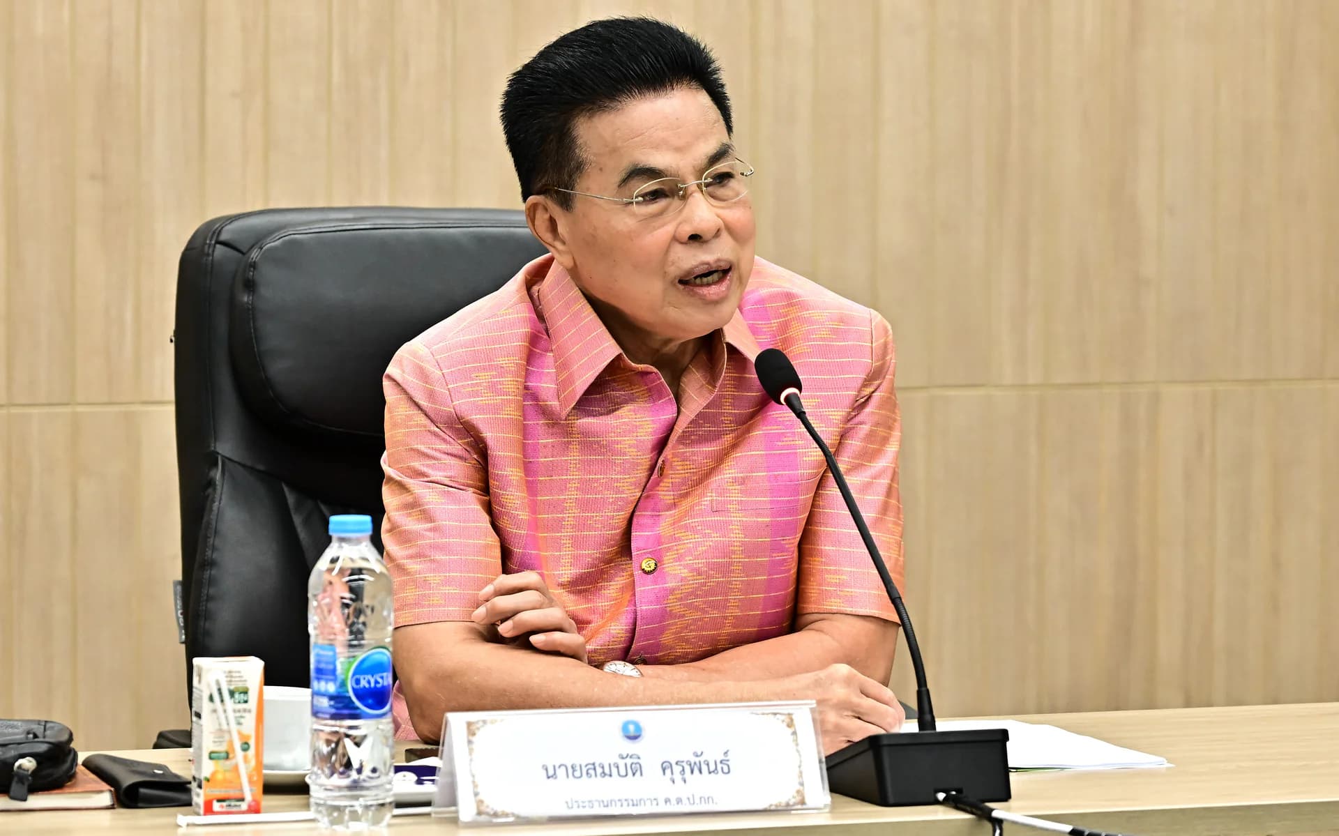 ประธาน ค.ต.ป.กก. นั่งหัวโต๊ะประชุม ติดตามผลการดำเนินงานกระทรวงท่องเที่ยวและกีฬา