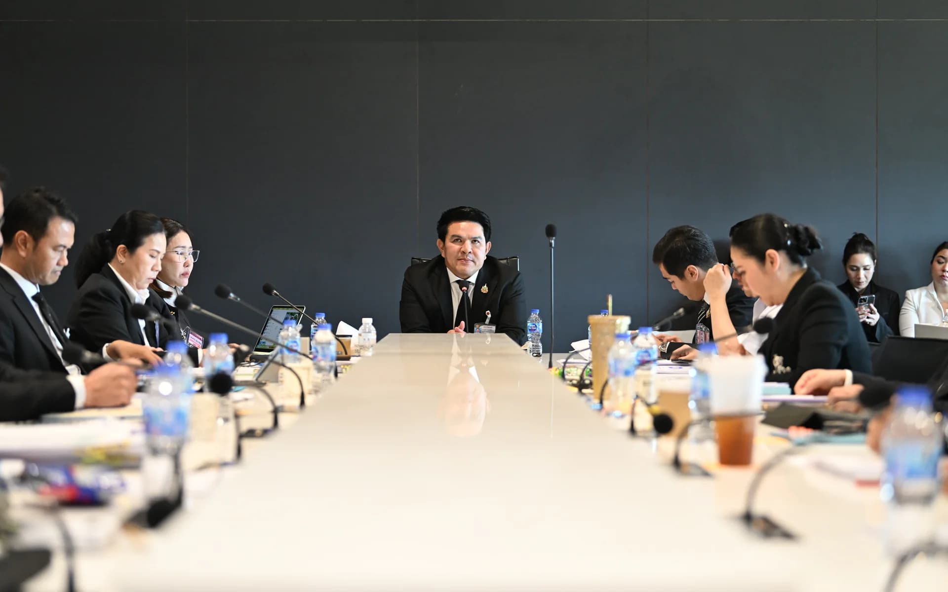 "รมว.สุรศักดิ์" เรียกประชุมผู้บริหารนัดพิเศษก่อนถกงบฯ ปี 2570 เร่งเครื่องนโยบายท่องเที่ยว–กีฬา ชูบูรณาการรัฐ–เอกชน ยกระดับความปลอดภัย ปราบนอมินี 