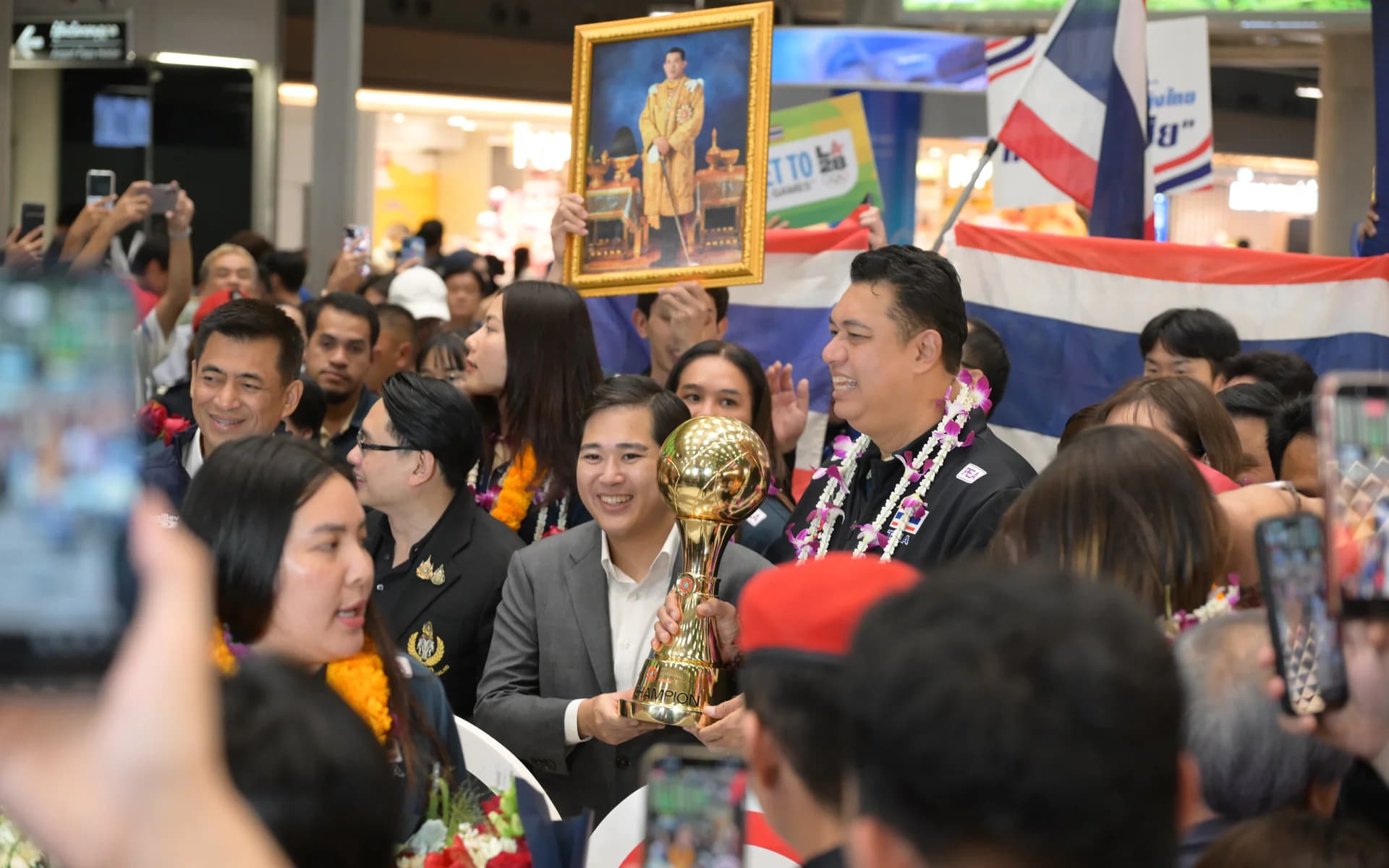“สุรศักดิ์” มอบ “พัสกร” ต้อนรับฮีโร่ลูกยางสาวไทย! ฉลองแชมป์เอเชียสมัย 4–สร้างประวัติศาสตร์ตีตั๋วโอลิมปิก LA2028 ครั้งแรก