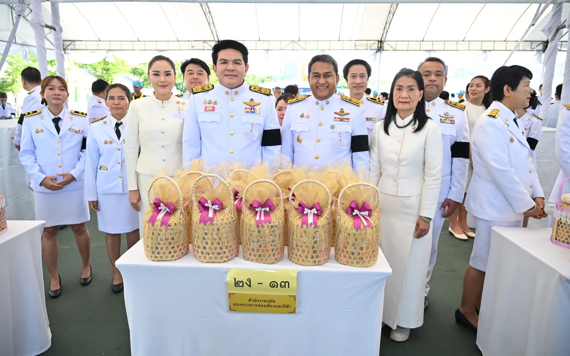 รมว.การท่องเที่ยวและกีฬา พร้อมภริยา นำคณะผู้บริหารกระทรวงฯ ร่วมพิธีทำบุญตักบาตรถวายพระราชกุศล เนื่องในโอกาสพระราชพิธีมหามงคลเฉลิมพระชนมพรรษา 4 รอบ สมเด็จพร