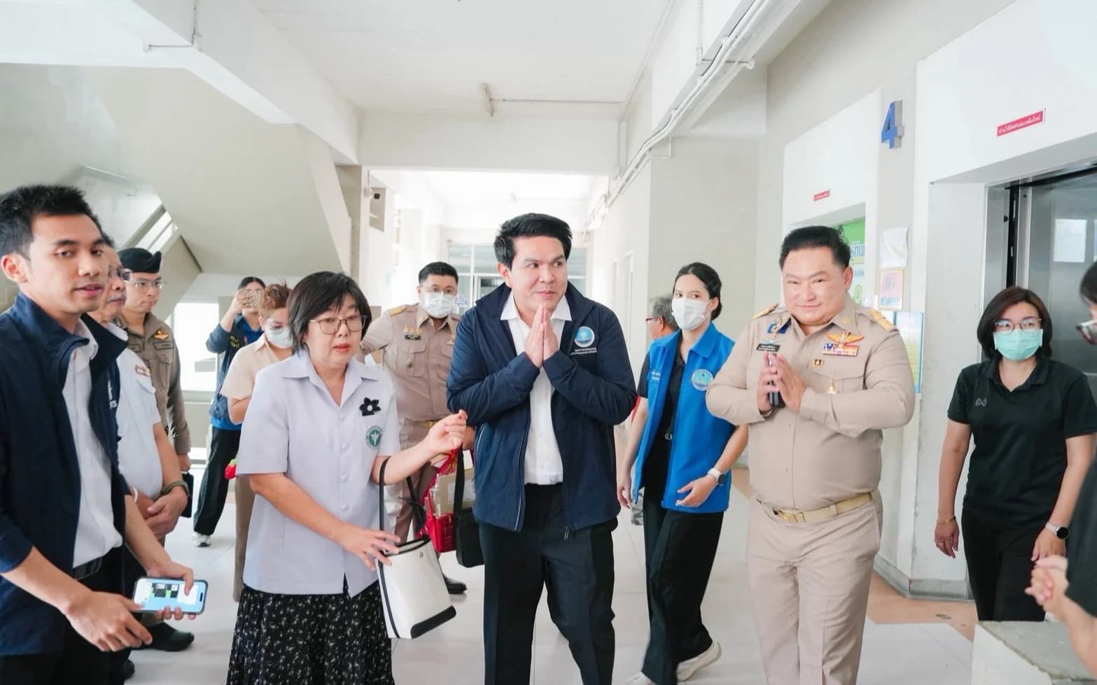 "สุรศักดิ์" รุดเยี่ยมกลุ่มนักท่องเที่ยวสเปน เหตุต้นไม้ล้มทับที่อยุธยา สั่งดูแลการรักษาในห้อง ICU และเยียวยาเต็มขั้น สร้างความมั่นใจด้านความปลอดภัย