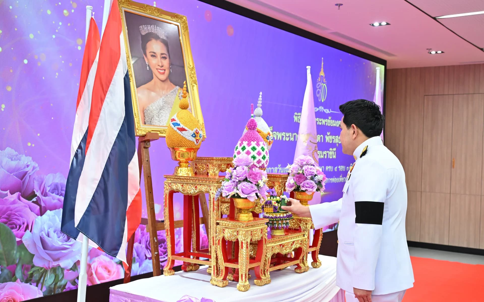 รมว.กก. นำคณะผู้บริหารระดับสูงร่วมพิธีถวายพระพรชัยมงคลและลงนามถวายพระพร เนื่องในโอกาสพระราชพิธีมหามงคลเฉลิมพระชนมพรรษา 4 รอบ สมเด็จพระนางเจ้าฯ พระบรมราชินี
