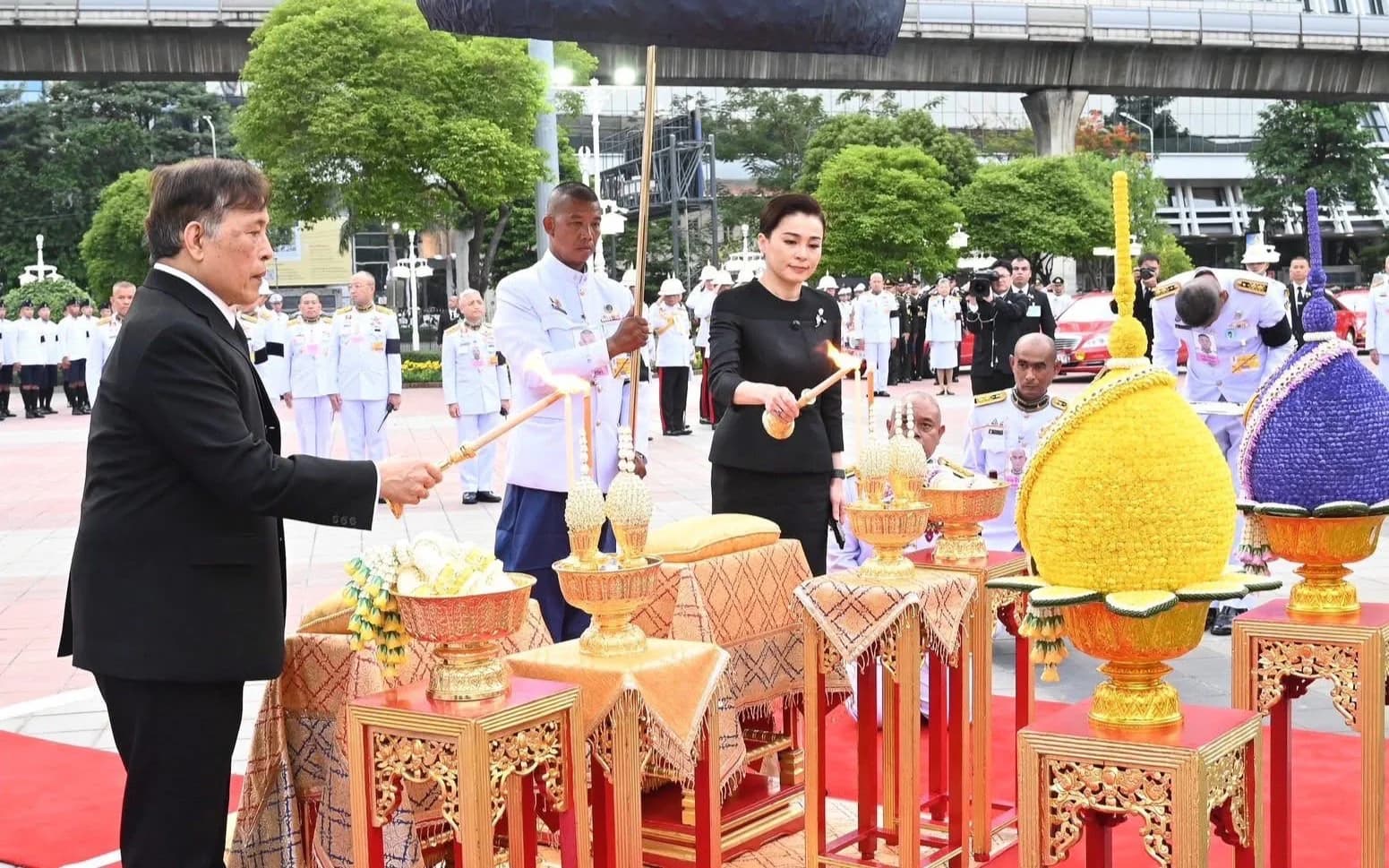 พระบาทสมเด็จพระเจ้าอยู่หัว และสมเด็จพระนางเจ้าฯพระบรมราชินี เสด็จฯ งานเฉลิมพระเกียรติรัชกาลที่ 6 ครบ 100 ปี วันคล้ายวันสวรรคต และสวนลุมพินีครบ 100 ปี