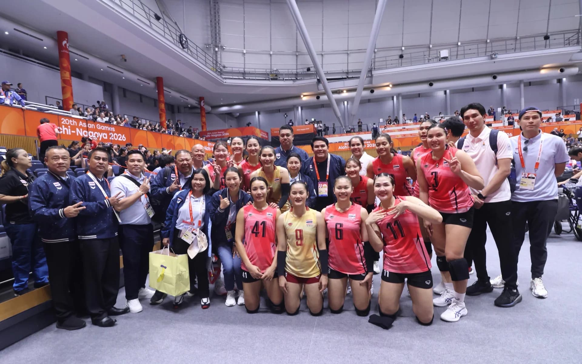 “สุรศักดิ์” เกาะติดขอบสนามเอเชียนเกมส์ ส่งพลังใจ “ทัพไทย” ลุยศึกไอจิ-นาโกย่า เชียร์ตะกร้อสาว–วอลเลย์บอลหญิงเต็มกำลัง