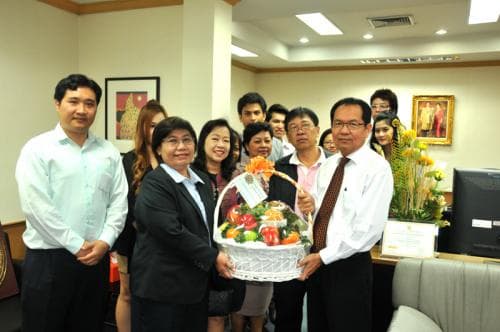 คณะข้าราชการและเจ้าหน้าที่ศูนย์เทคโนโลยีสารสนเทศและการสื่อสารเข้าร่วมแสดงความยินดีกับ นายขจร วีระใจ รองปลัดกระทรวงการท่องเที่ยวและกีฬาคนใหม่