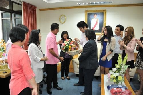 คณะข้าราชการและเจ้าหน้าที่ศูนย์เทคโนโลยีสารสนเทศและการสื่อสารเข้าร่วมอวยพรเนื่องในวันคล้ายวันเกิด ของ ดร.เสกสรร นาควงศ์ รองปลัดกระทรวงการท่องเที่ยวและกีฬา