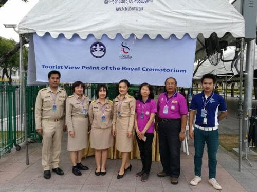 วันที่ 13 พฤศจิกายน 2560 เวลา 07.00 น. กองมาตรฐานและกำกับความปลอดภัยนักท่องเที่ยว ปฏิบัติหน้าที่อำนวยความสะดวกนักท่องเที่ยวช่วงงานจัดนิทรรศการอันเกี่ยวเนื่องกับพระราชพิธีถวายพระเพลิงพระบรมศพพระบามสมเด็จพระปรมินทรมหาภูมิพลอดุลยเดช ณ มณฑลพิธีท้องสนามหลวง